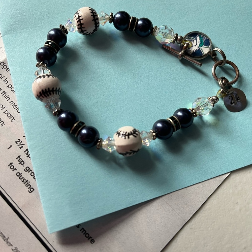 Beautiful Swarovski crystal baseball bracelet - Picture 1 of 2